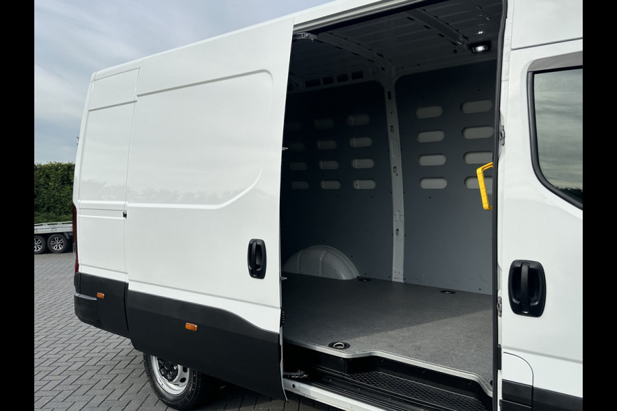 Iveco Daily 35S14 2.3D FACELIFT / L2H2 / ** 28.436 KM ** / TREKHAAK / 3.500 KG AHG / 270 ACHTERDEUREN / ECC AIRCO / APPLE CARPLAY / 3 ZITS