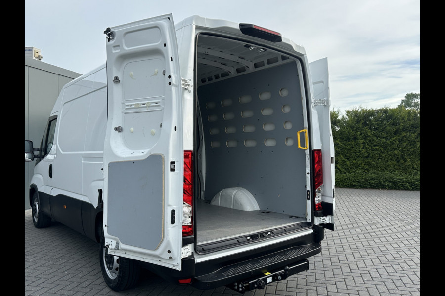 Iveco Daily 35S14 2.3D FACELIFT / L2H2 / ** 28.436 KM ** / TREKHAAK / 3.500 KG AHG / 270 ACHTERDEUREN / ECC AIRCO / APPLE CARPLAY / 3 ZITS