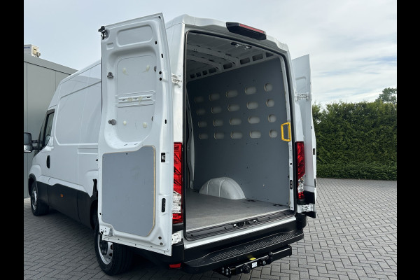 Iveco Daily 35S14 2.3D FACELIFT / L2H2 / ** 28.436 KM ** / TREKHAAK / 3.500 KG AHG / 270 ACHTERDEUREN / ECC AIRCO / APPLE CARPLAY / 3 ZITS