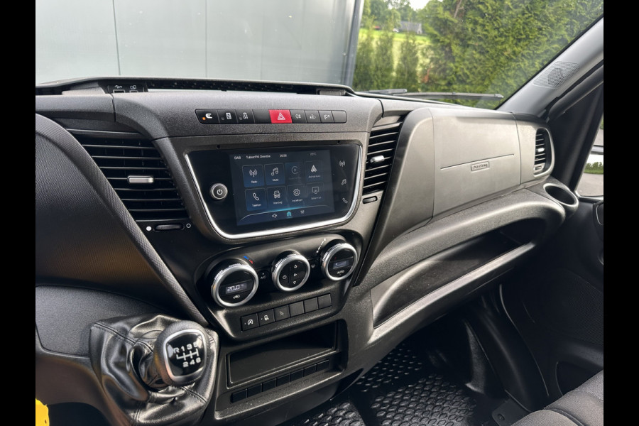 Iveco Daily 35S14 2.3D FACELIFT / L2H2 / ** 28.436 KM ** / TREKHAAK / 3.500 KG AHG / 270 ACHTERDEUREN / ECC AIRCO / APPLE CARPLAY / 3 ZITS