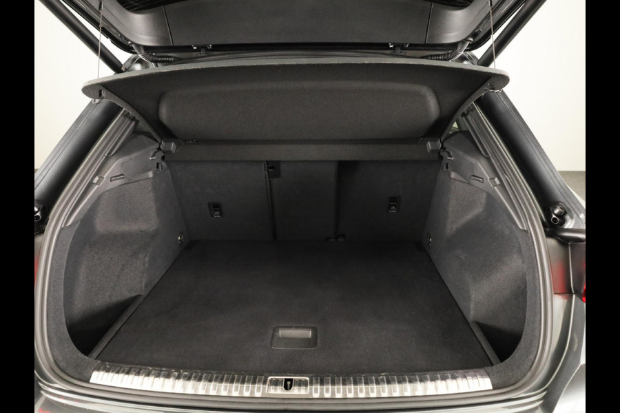 Audi Q3 35 TFSI S edition 150pk | Navigatie | Parkeersensoren voor en achter | S-line interieur | Stoelverwarming |