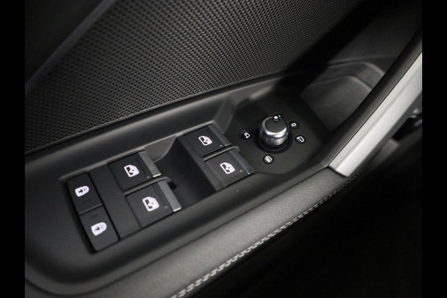 Audi A3 Sportback 45 TFSI e S edition Competition 272pk | Private Lease € 916,00 per maand* | Panoramadak | Sonos 3D | Ambient light | Parkeercamere | Adaptieve cruise controle