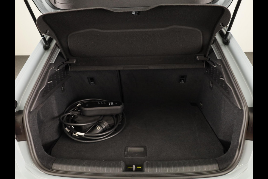 Audi A3 Sportback 40 TFSI e Advanced edition 204 pk S-tronic | Private Lease € 647,00 per maand* | Verlengde garantie | Navigatie | Parkeersensoren (Park assist) | Achteruitrijcamera | Adaptieve cruise control | Stoelverwarming |