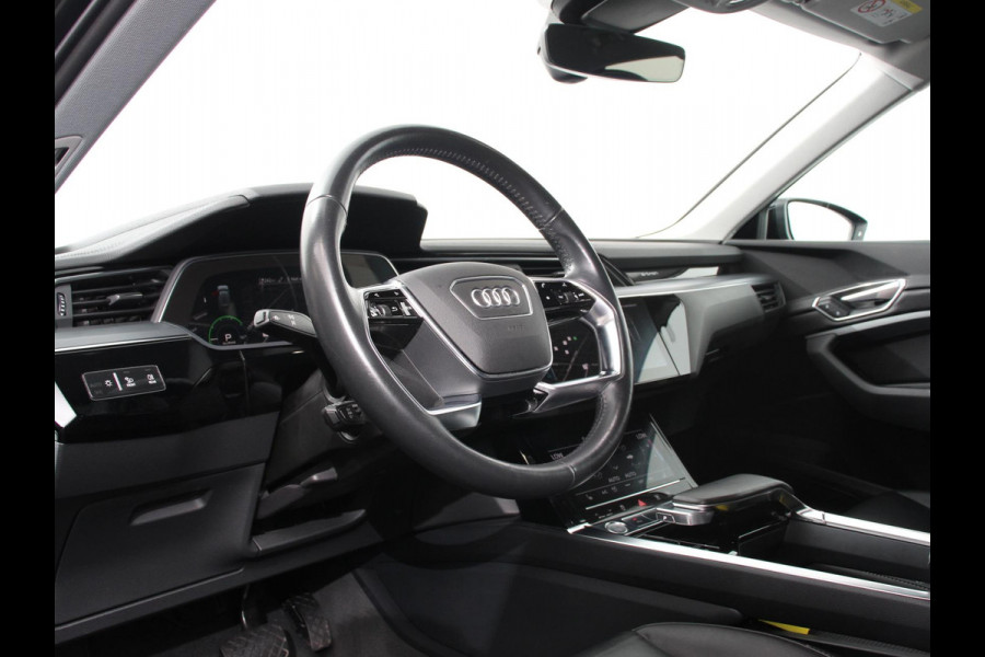 Audi e-tron e-tron 55 quattro Leder Navigatie Trekhaak Led koplampen Tour pakket Virtual cockpit Cruise control adaptief Climate control Lichtmetalen velgen