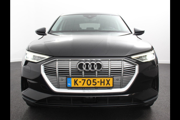 Audi e-tron e-tron 55 quattro Leder Navigatie Trekhaak Led koplampen Tour pakket Virtual cockpit Cruise control adaptief Climate control Lichtmetalen velgen