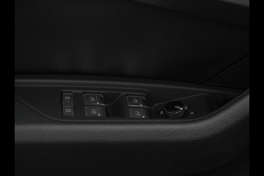 Audi e-tron e-tron 55 quattro Leder Navigatie Trekhaak Led koplampen Tour pakket Virtual cockpit Cruise control adaptief Climate control Lichtmetalen velgen