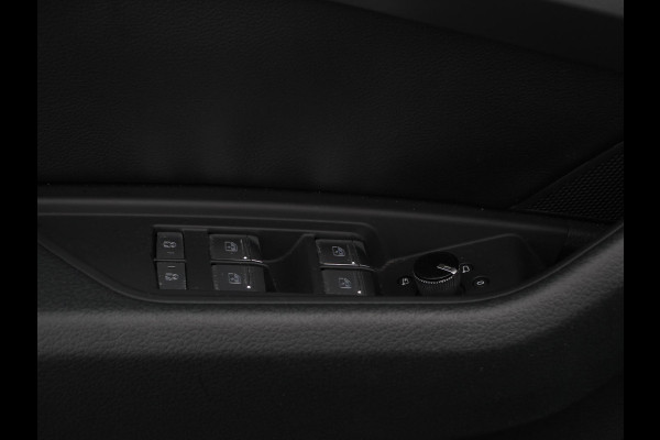 Audi e-tron e-tron 55 quattro Leder Navigatie Trekhaak Led koplampen Tour pakket Virtual cockpit Cruise control adaptief Climate control Lichtmetalen velgen