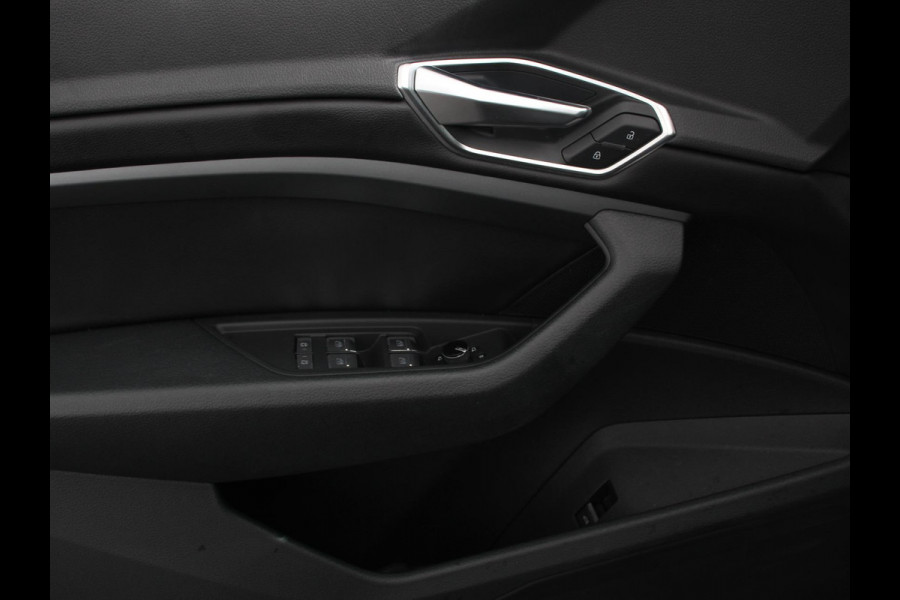 Audi e-tron e-tron 55 quattro Leder Navigatie Trekhaak Led koplampen Tour pakket Virtual cockpit Cruise control adaptief Climate control Lichtmetalen velgen