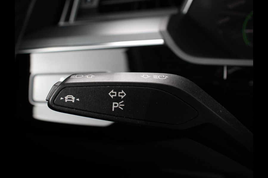 Audi e-tron e-tron 55 quattro Leder Navigatie Trekhaak Led koplampen Tour pakket Virtual cockpit Cruise control adaptief Climate control Lichtmetalen velgen