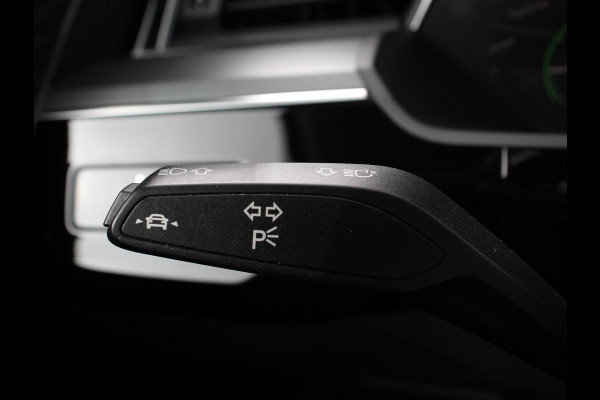 Audi e-tron e-tron 55 quattro Leder Navigatie Trekhaak Led koplampen Tour pakket Virtual cockpit Cruise control adaptief Climate control Lichtmetalen velgen