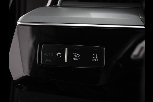Audi e-tron e-tron 55 quattro Leder Navigatie Trekhaak Led koplampen Tour pakket Virtual cockpit Cruise control adaptief Climate control Lichtmetalen velgen