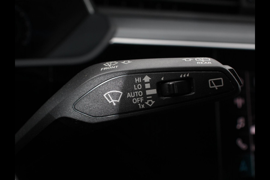 Audi e-tron e-tron 55 quattro Leder Navigatie Trekhaak Led koplampen Tour pakket Virtual cockpit Cruise control adaptief Climate control Lichtmetalen velgen