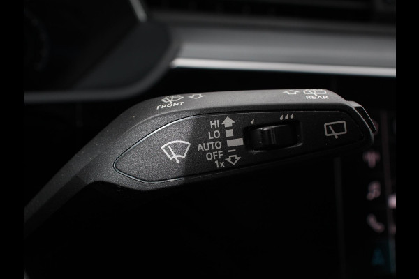 Audi e-tron e-tron 55 quattro Leder Navigatie Trekhaak Led koplampen Tour pakket Virtual cockpit Cruise control adaptief Climate control Lichtmetalen velgen