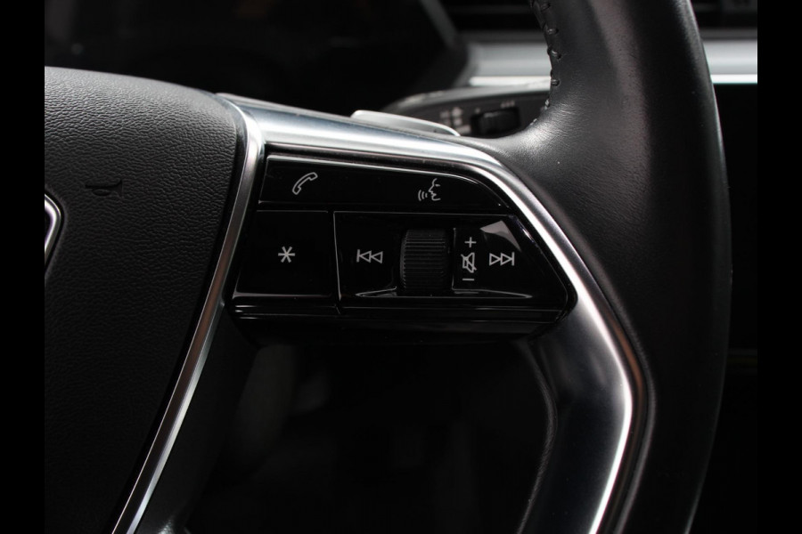Audi e-tron e-tron 55 quattro Leder Navigatie Trekhaak Led koplampen Tour pakket Virtual cockpit Cruise control adaptief Climate control Lichtmetalen velgen