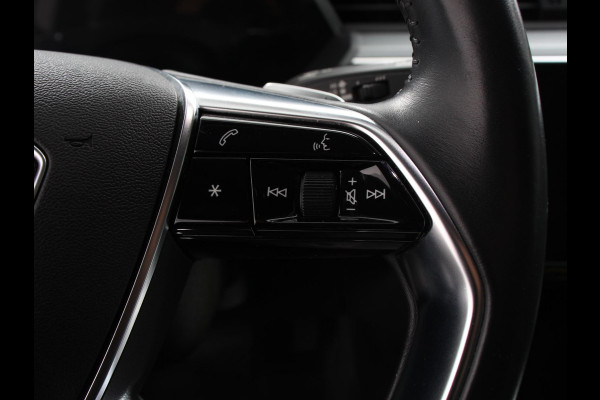 Audi e-tron e-tron 55 quattro Leder Navigatie Trekhaak Led koplampen Tour pakket Virtual cockpit Cruise control adaptief Climate control Lichtmetalen velgen