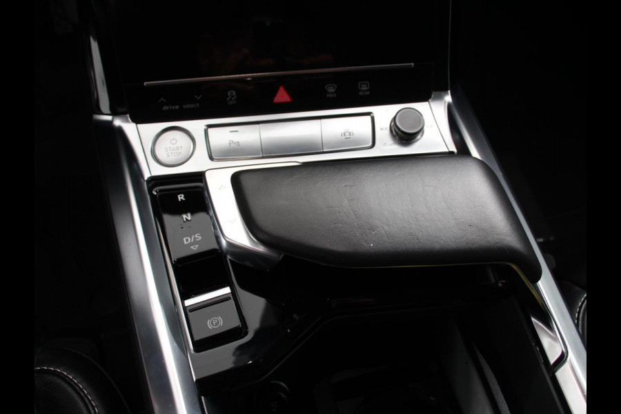 Audi e-tron e-tron 55 quattro Leder Navigatie Trekhaak Led koplampen Tour pakket Virtual cockpit Cruise control adaptief Climate control Lichtmetalen velgen
