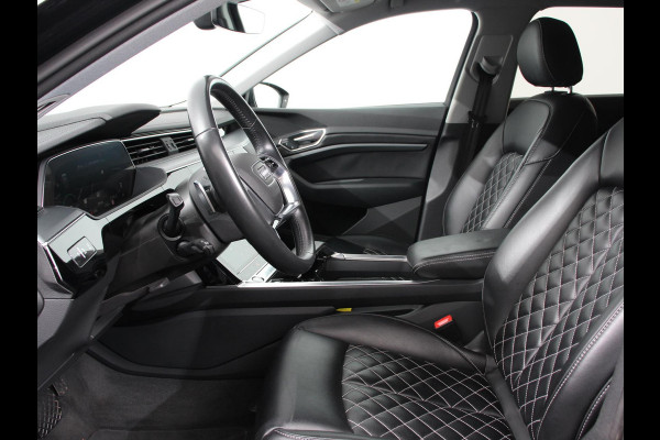 Audi e-tron e-tron 55 quattro Leder Navigatie Trekhaak Led koplampen Tour pakket Virtual cockpit Cruise control adaptief Climate control Lichtmetalen velgen
