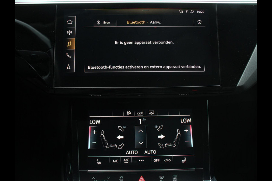 Audi e-tron e-tron 55 quattro Leder Navigatie Trekhaak Led koplampen Tour pakket Virtual cockpit Cruise control adaptief Climate control Lichtmetalen velgen