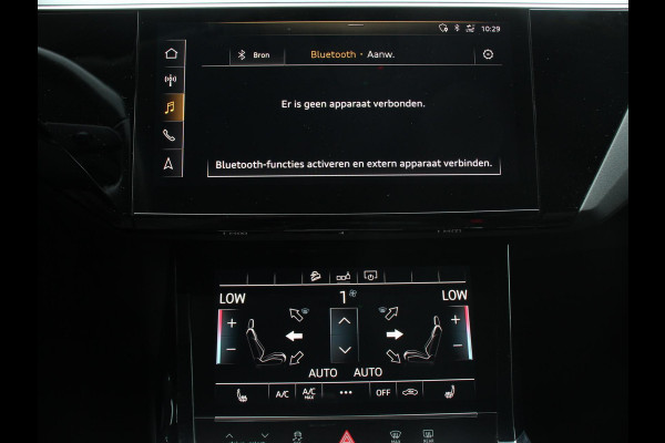Audi e-tron e-tron 55 quattro Leder Navigatie Trekhaak Led koplampen Tour pakket Virtual cockpit Cruise control adaptief Climate control Lichtmetalen velgen