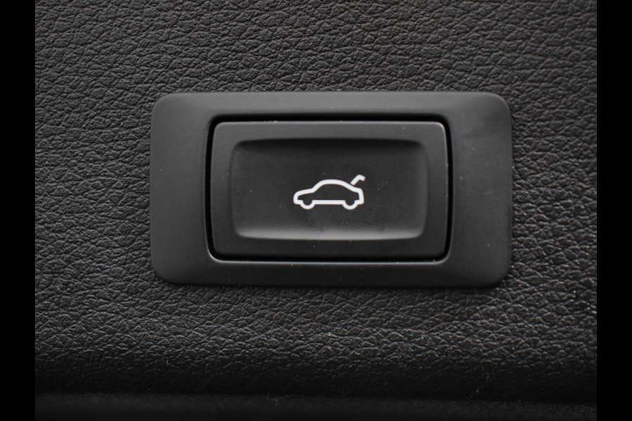 Audi e-tron e-tron 55 quattro Leder Navigatie Trekhaak Led koplampen Tour pakket Virtual cockpit Cruise control adaptief Climate control Lichtmetalen velgen