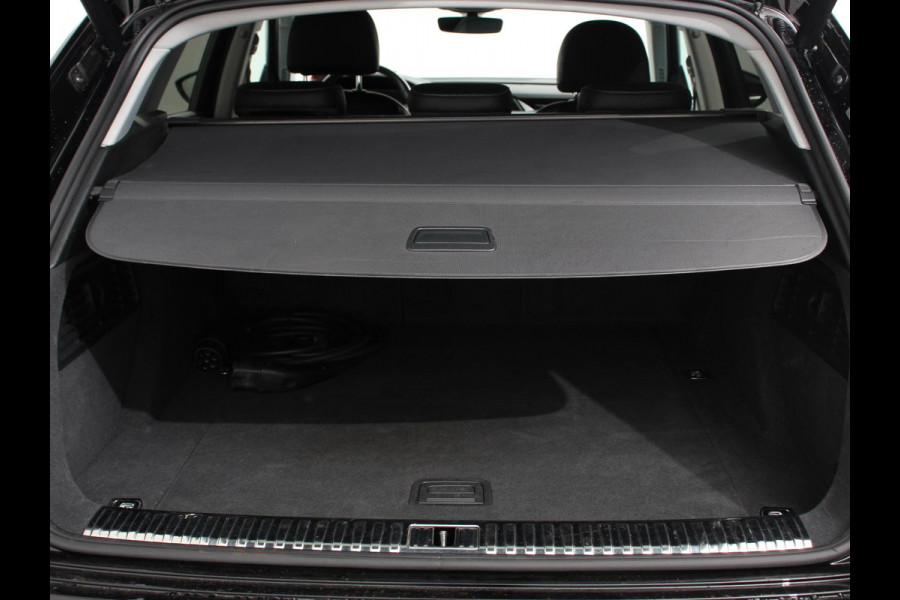 Audi e-tron e-tron 55 quattro Leder Navigatie Trekhaak Led koplampen Tour pakket Virtual cockpit Cruise control adaptief Climate control Lichtmetalen velgen