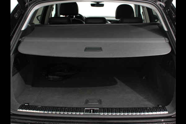 Audi e-tron e-tron 55 quattro Leder Navigatie Trekhaak Led koplampen Tour pakket Virtual cockpit Cruise control adaptief Climate control Lichtmetalen velgen