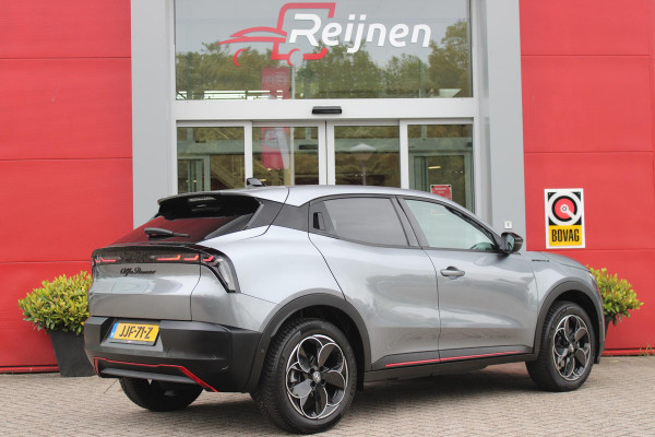 Alfa Romeo junior ELETTRICA SPECIALE 156PK 54 kWh | WARMTEPOMP | TECHNOLOGIE PAKKET (O.A. FULL LED ADAPTIVE MATRIX KOPLAMPEN/DODEHOEK DETECTIE/DRAADLOZE TELEFOONLADER/ACHTERUITRIJ CAMERA/PARKEERSENSOREN VOOR, ACHTER,ZIJKANT) | DRAADLOZE APPLE CARPLAY/ANDROID AUTO | CLIMATE CONTROL | ELEKTRISCH BEDIENBARE ACHTERKLEP | STOEL VERWARMING | ELEKTRISCH BEDIENBARE VOORSTOEL MET MASSAGE FUNCTIE | VERKEERSBORDEN HERKENNING | ADAPTIVE CRUISE CONTROL | KEYLESS ENTRY/START | ALL SEASON BANDEN | LICHTMETALEN VELGEN 18" | NAVIGATIE | DAB+ RADIO |