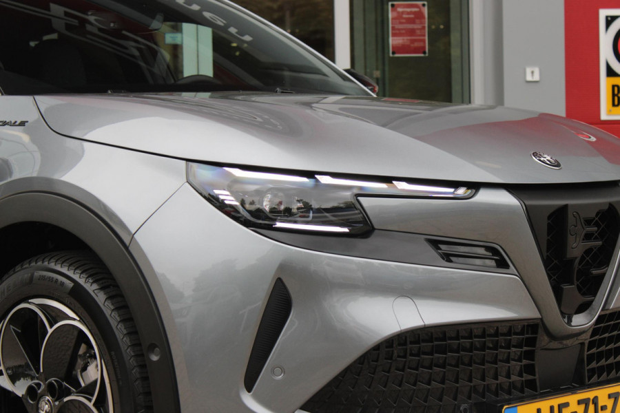 Alfa Romeo junior ELETTRICA SPECIALE 156PK 54 kWh | WARMTEPOMP | TECHNOLOGIE PAKKET (O.A. FULL LED ADAPTIVE MATRIX KOPLAMPEN/DODEHOEK DETECTIE/DRAADLOZE TELEFOONLADER/ACHTERUITRIJ CAMERA/PARKEERSENSOREN VOOR, ACHTER,ZIJKANT) | DRAADLOZE APPLE CARPLAY/ANDROID AUTO | CLIMATE CONTROL | ELEKTRISCH BEDIENBARE ACHTERKLEP | STOEL VERWARMING | ELEKTRISCH BEDIENBARE VOORSTOEL MET MASSAGE FUNCTIE | VERKEERSBORDEN HERKENNING | ADAPTIVE CRUISE CONTROL | KEYLESS ENTRY/START | ALL SEASON BANDEN | LICHTMETALEN VELGEN 18" | NAVIGATIE | DAB+ RADIO |