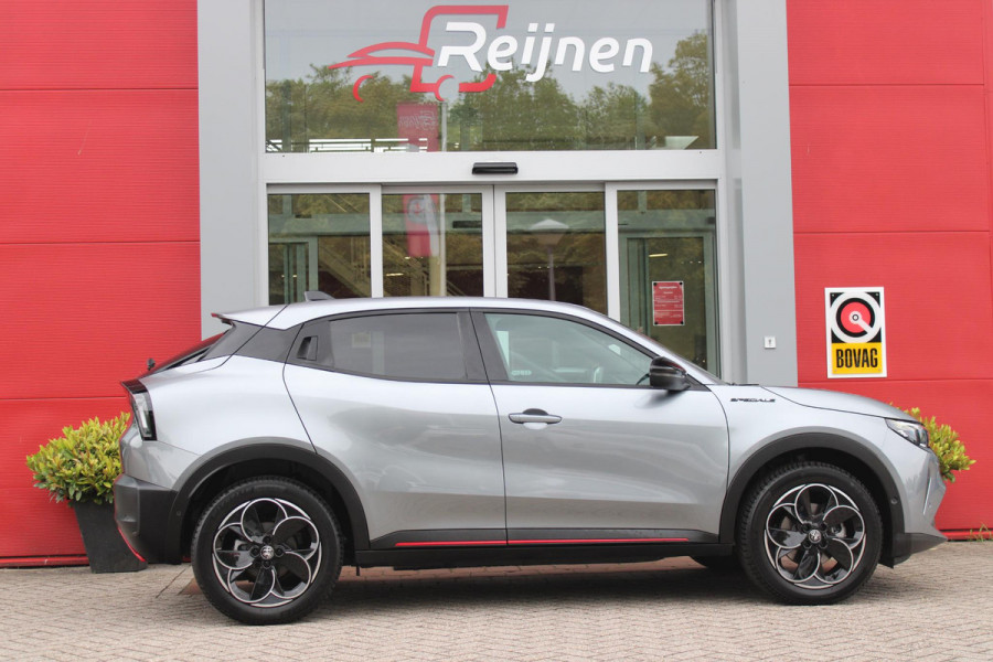 Alfa Romeo junior ELETTRICA SPECIALE 156PK 54 kWh | WARMTEPOMP | TECHNOLOGIE PAKKET (O.A. FULL LED ADAPTIVE MATRIX KOPLAMPEN/DODEHOEK DETECTIE/DRAADLOZE TELEFOONLADER/ACHTERUITRIJ CAMERA/PARKEERSENSOREN VOOR, ACHTER,ZIJKANT) | DRAADLOZE APPLE CARPLAY/ANDROID AUTO | CLIMATE CONTROL | ELEKTRISCH BEDIENBARE ACHTERKLEP | STOEL VERWARMING | ELEKTRISCH BEDIENBARE VOORSTOEL MET MASSAGE FUNCTIE | VERKEERSBORDEN HERKENNING | ADAPTIVE CRUISE CONTROL | KEYLESS ENTRY/START | ALL SEASON BANDEN | LICHTMETALEN VELGEN 18" | NAVIGATIE | DAB+ RADIO |