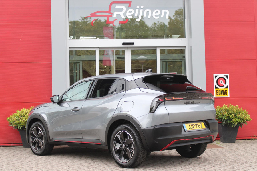Alfa Romeo junior ELETTRICA SPECIALE 156PK 54 kWh | WARMTEPOMP | TECHNOLOGIE PAKKET (O.A. FULL LED ADAPTIVE MATRIX KOPLAMPEN/DODEHOEK DETECTIE/DRAADLOZE TELEFOONLADER/ACHTERUITRIJ CAMERA/PARKEERSENSOREN VOOR, ACHTER,ZIJKANT) | DRAADLOZE APPLE CARPLAY/ANDROID AUTO | CLIMATE CONTROL | ELEKTRISCH BEDIENBARE ACHTERKLEP | STOEL VERWARMING | ELEKTRISCH BEDIENBARE VOORSTOEL MET MASSAGE FUNCTIE | VERKEERSBORDEN HERKENNING | ADAPTIVE CRUISE CONTROL | KEYLESS ENTRY/START | ALL SEASON BANDEN | LICHTMETALEN VELGEN 18" | NAVIGATIE | DAB+ RADIO |