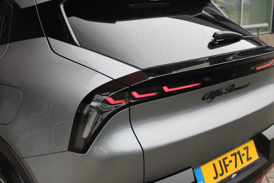 Alfa Romeo junior ELETTRICA SPECIALE 156PK 54 kWh | WARMTEPOMP | TECHNOLOGIE PAKKET (O.A. FULL LED ADAPTIVE MATRIX KOPLAMPEN/DODEHOEK DETECTIE/DRAADLOZE TELEFOONLADER/ACHTERUITRIJ CAMERA/PARKEERSENSOREN VOOR, ACHTER,ZIJKANT) | DRAADLOZE APPLE CARPLAY/ANDROID AUTO | CLIMATE CONTROL | ELEKTRISCH BEDIENBARE ACHTERKLEP | STOEL VERWARMING | ELEKTRISCH BEDIENBARE VOORSTOEL MET MASSAGE FUNCTIE | VERKEERSBORDEN HERKENNING | ADAPTIVE CRUISE CONTROL | KEYLESS ENTRY/START | ALL SEASON BANDEN | LICHTMETALEN VELGEN 18" | NAVIGATIE | DAB+ RADIO |
