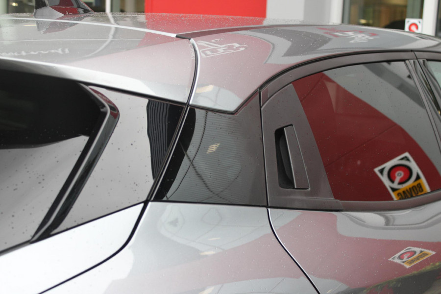 Alfa Romeo junior ELETTRICA SPECIALE 156PK 54 kWh | WARMTEPOMP | TECHNOLOGIE PAKKET (O.A. FULL LED ADAPTIVE MATRIX KOPLAMPEN/DODEHOEK DETECTIE/DRAADLOZE TELEFOONLADER/ACHTERUITRIJ CAMERA/PARKEERSENSOREN VOOR, ACHTER,ZIJKANT) | DRAADLOZE APPLE CARPLAY/ANDROID AUTO | CLIMATE CONTROL | ELEKTRISCH BEDIENBARE ACHTERKLEP | STOEL VERWARMING | ELEKTRISCH BEDIENBARE VOORSTOEL MET MASSAGE FUNCTIE | VERKEERSBORDEN HERKENNING | ADAPTIVE CRUISE CONTROL | KEYLESS ENTRY/START | ALL SEASON BANDEN | LICHTMETALEN VELGEN 18" | NAVIGATIE | DAB+ RADIO |
