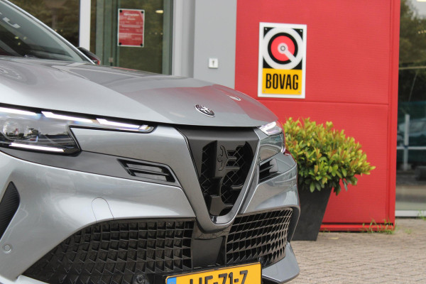 Alfa Romeo junior ELETTRICA SPECIALE 156PK 54 kWh | WARMTEPOMP | TECHNOLOGIE PAKKET (O.A. FULL LED ADAPTIVE MATRIX KOPLAMPEN/DODEHOEK DETECTIE/DRAADLOZE TELEFOONLADER/ACHTERUITRIJ CAMERA/PARKEERSENSOREN VOOR, ACHTER,ZIJKANT) | DRAADLOZE APPLE CARPLAY/ANDROID AUTO | CLIMATE CONTROL | ELEKTRISCH BEDIENBARE ACHTERKLEP | STOEL VERWARMING | ELEKTRISCH BEDIENBARE VOORSTOEL MET MASSAGE FUNCTIE | VERKEERSBORDEN HERKENNING | ADAPTIVE CRUISE CONTROL | KEYLESS ENTRY/START | ALL SEASON BANDEN | LICHTMETALEN VELGEN 18" | NAVIGATIE | DAB+ RADIO |