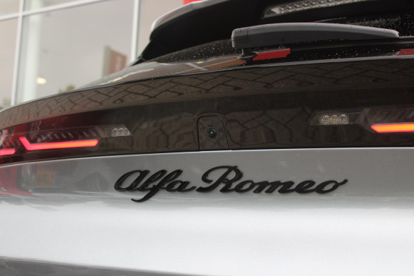 Alfa Romeo junior ELETTRICA SPECIALE 156PK 54 kWh | WARMTEPOMP | TECHNOLOGIE PAKKET (O.A. FULL LED ADAPTIVE MATRIX KOPLAMPEN/DODEHOEK DETECTIE/DRAADLOZE TELEFOONLADER/ACHTERUITRIJ CAMERA/PARKEERSENSOREN VOOR, ACHTER,ZIJKANT) | DRAADLOZE APPLE CARPLAY/ANDROID AUTO | CLIMATE CONTROL | ELEKTRISCH BEDIENBARE ACHTERKLEP | STOEL VERWARMING | ELEKTRISCH BEDIENBARE VOORSTOEL MET MASSAGE FUNCTIE | VERKEERSBORDEN HERKENNING | ADAPTIVE CRUISE CONTROL | KEYLESS ENTRY/START | ALL SEASON BANDEN | LICHTMETALEN VELGEN 18" | NAVIGATIE | DAB+ RADIO |