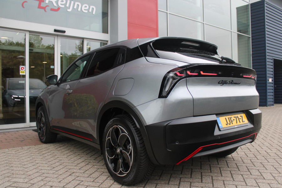 Alfa Romeo junior ELETTRICA SPECIALE 156PK 54 kWh | WARMTEPOMP | TECHNOLOGIE PAKKET (O.A. FULL LED ADAPTIVE MATRIX KOPLAMPEN/DODEHOEK DETECTIE/DRAADLOZE TELEFOONLADER/ACHTERUITRIJ CAMERA/PARKEERSENSOREN VOOR, ACHTER,ZIJKANT) | DRAADLOZE APPLE CARPLAY/ANDROID AUTO | CLIMATE CONTROL | ELEKTRISCH BEDIENBARE ACHTERKLEP | STOEL VERWARMING | ELEKTRISCH BEDIENBARE VOORSTOEL MET MASSAGE FUNCTIE | VERKEERSBORDEN HERKENNING | ADAPTIVE CRUISE CONTROL | KEYLESS ENTRY/START | ALL SEASON BANDEN | LICHTMETALEN VELGEN 18" | NAVIGATIE | DAB+ RADIO |