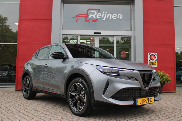 Alfa Romeo junior ELETTRICA SPECIALE 156PK 54 kWh | WARMTEPOMP | TECHNOLOGIE PAKKET (O.A. FULL LED ADAPTIVE MATRIX KOPLAMPEN/DODEHOEK DETECTIE/DRAADLOZE TELEFOONLADER/ACHTERUITRIJ CAMERA/PARKEERSENSOREN VOOR, ACHTER,ZIJKANT) | DRAADLOZE APPLE CARPLAY/ANDROID AUTO | CLIMATE CONTROL | ELEKTRISCH BEDIENBARE ACHTERKLEP | STOEL VERWARMING | ELEKTRISCH BEDIENBARE VOORSTOEL MET MASSAGE FUNCTIE | VERKEERSBORDEN HERKENNING | ADAPTIVE CRUISE CONTROL | KEYLESS ENTRY/START | ALL SEASON BANDEN | LICHTMETALEN VELGEN 18" | NAVIGATIE | DAB+ RADIO |