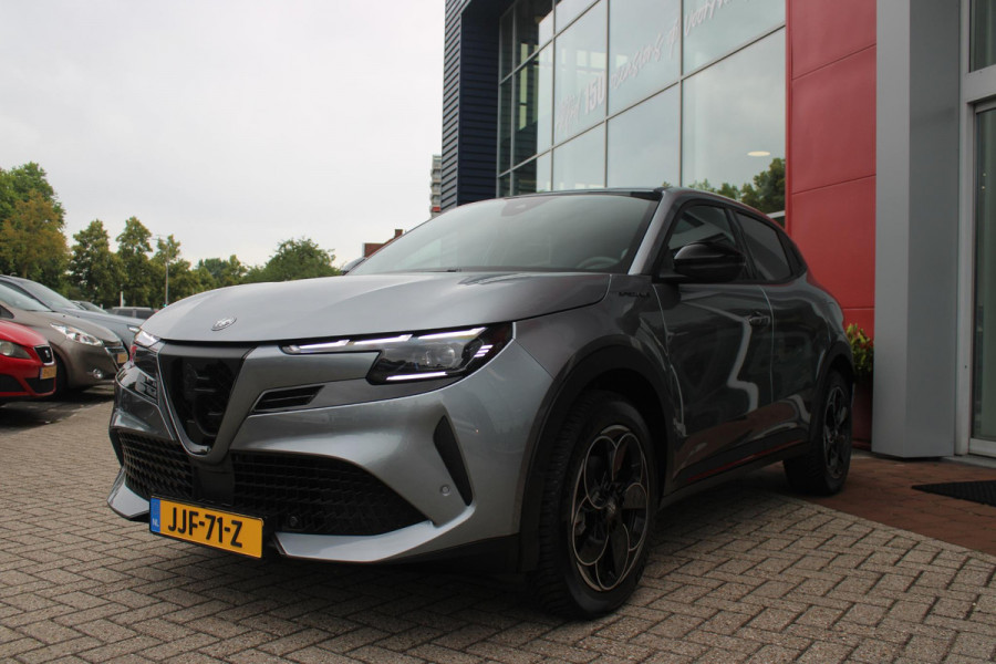 Alfa Romeo junior ELETTRICA SPECIALE 156PK 54 kWh | WARMTEPOMP | TECHNOLOGIE PAKKET (O.A. FULL LED ADAPTIVE MATRIX KOPLAMPEN/DODEHOEK DETECTIE/DRAADLOZE TELEFOONLADER/ACHTERUITRIJ CAMERA/PARKEERSENSOREN VOOR, ACHTER,ZIJKANT) | DRAADLOZE APPLE CARPLAY/ANDROID AUTO | CLIMATE CONTROL | ELEKTRISCH BEDIENBARE ACHTERKLEP | STOEL VERWARMING | ELEKTRISCH BEDIENBARE VOORSTOEL MET MASSAGE FUNCTIE | VERKEERSBORDEN HERKENNING | ADAPTIVE CRUISE CONTROL | KEYLESS ENTRY/START | ALL SEASON BANDEN | LICHTMETALEN VELGEN 18" | NAVIGATIE | DAB+ RADIO |