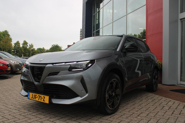 Alfa Romeo junior ELETTRICA SPECIALE 156PK 54 kWh | WARMTEPOMP | TECHNOLOGIE PAKKET (O.A. FULL LED ADAPTIVE MATRIX KOPLAMPEN/DODEHOEK DETECTIE/DRAADLOZE TELEFOONLADER/ACHTERUITRIJ CAMERA/PARKEERSENSOREN VOOR, ACHTER,ZIJKANT) | DRAADLOZE APPLE CARPLAY/ANDROID AUTO | CLIMATE CONTROL | ELEKTRISCH BEDIENBARE ACHTERKLEP | STOEL VERWARMING | ELEKTRISCH BEDIENBARE VOORSTOEL MET MASSAGE FUNCTIE | VERKEERSBORDEN HERKENNING | ADAPTIVE CRUISE CONTROL | KEYLESS ENTRY/START | ALL SEASON BANDEN | LICHTMETALEN VELGEN 18" | NAVIGATIE | DAB+ RADIO |
