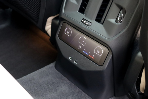 BMW X3 30e xDrive M-Sport Pro | Panoramadak | Memory | Stoelventilatie | Surround Camera | HUD | Verwarmd Stuurwiel | Harman/Kardon | Iconic Glow | Achterbank Verwarmd |