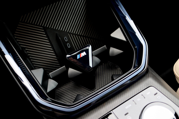 BMW X3 30e xDrive M-Sport Pro | Panoramadak | Memory | Stoelventilatie | Surround Camera | HUD | Verwarmd Stuurwiel | Harman/Kardon | Iconic Glow | Achterbank Verwarmd |