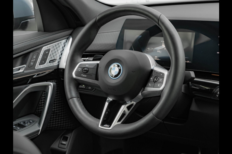 BMW iX2 eDrive20 M-Sport - Pano - Trekhaak - Memoryzetel - Stuurwiel Verwarmd