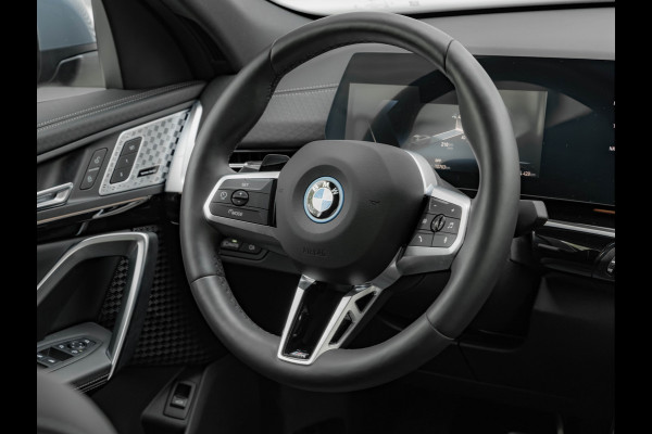 BMW iX2 eDrive20 M-Sport - Pano - Trekhaak - Memoryzetel - Stuurwiel Verwarmd