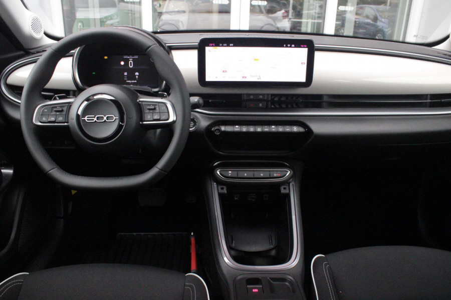Fiat 600 1.2 Hybrid 110PK AUTOMAAT URBAN | STOEL/VOORRUIT VERWARMING | KEYLESS ENTRY/START | 17" LICHTEMATELN VELGEN | DRAADLOZE TELEFOONLADER | DRAADLOZE APPLE CARPLAY/ANDROID AUTO | NAVIGATIE | DAB+ RADIO | PARKEERSENSOREN VOOR + ACHTER | ACHTERUITRIJ CAMERA | CRUISE CONTROL | LED KOPLAMPEN |