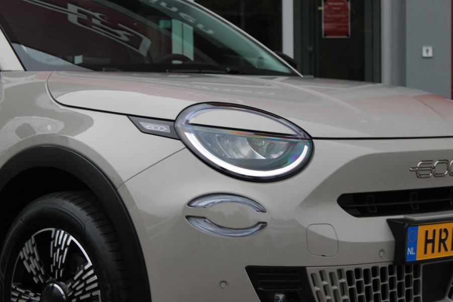 Fiat 600 1.2 Hybrid 110PK AUTOMAAT URBAN | STOEL/VOORRUIT VERWARMING | KEYLESS ENTRY/START | 17" LICHTEMATELN VELGEN | DRAADLOZE TELEFOONLADER | DRAADLOZE APPLE CARPLAY/ANDROID AUTO | NAVIGATIE | DAB+ RADIO | PARKEERSENSOREN VOOR + ACHTER | ACHTERUITRIJ CAMERA | CRUISE CONTROL | LED KOPLAMPEN |
