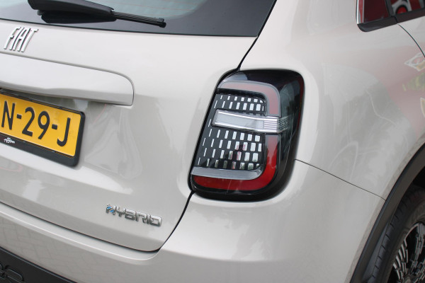 Fiat 600 1.2 Hybrid 110PK AUTOMAAT URBAN | STOEL/VOORRUIT VERWARMING | KEYLESS ENTRY/START | 17" LICHTEMATELN VELGEN | DRAADLOZE TELEFOONLADER | DRAADLOZE APPLE CARPLAY/ANDROID AUTO | NAVIGATIE | DAB+ RADIO | PARKEERSENSOREN VOOR + ACHTER | ACHTERUITRIJ CAMERA | CRUISE CONTROL | LED KOPLAMPEN |