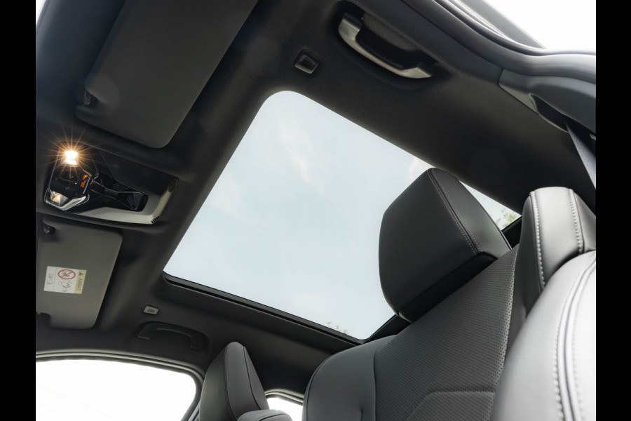 BMW iX2 eDrive20 M-Sport - Pano - Trekhaak - Memoryzetel - Stuurwiel Verwarmd