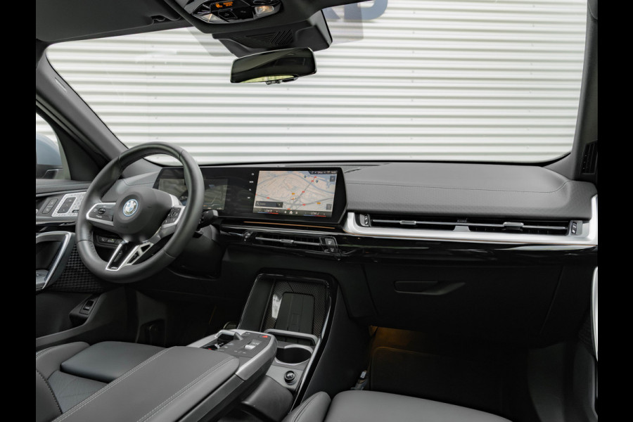 BMW iX2 eDrive20 M-Sport - Pano - Trekhaak - Memoryzetel - Stuurwiel Verwarmd