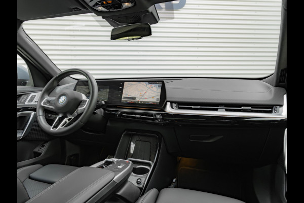 BMW iX2 eDrive20 M-Sport - Pano - Trekhaak - Memoryzetel - Stuurwiel Verwarmd