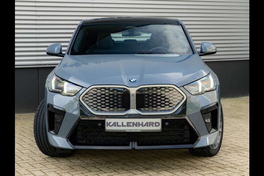 BMW iX2 eDrive20 M-Sport - Pano - Trekhaak - Memoryzetel - Stuurwiel Verwarmd