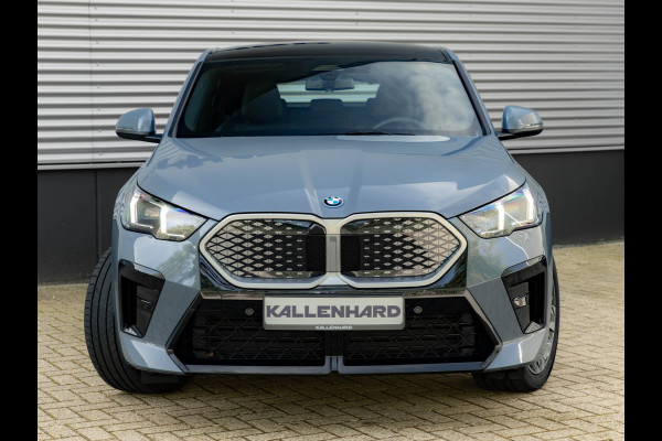 BMW iX2 eDrive20 M-Sport - Pano - Trekhaak - Memoryzetel - Stuurwiel Verwarmd